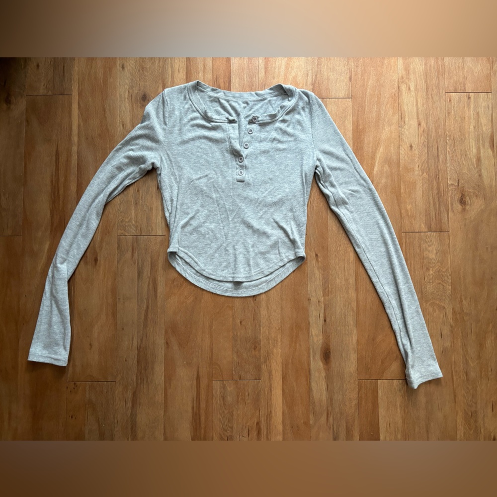 Long sleeve grey crop top